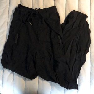 Lulu’s black linen tie pants
